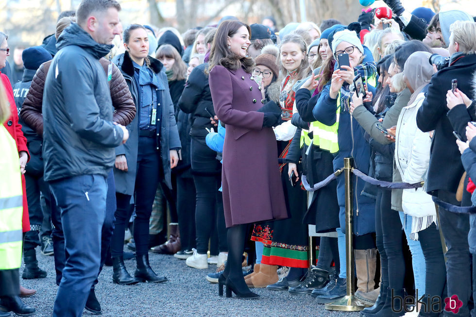 Kate Middleton charla con unos ciudadanos en su visita al colegio donde se graba la serie 'Skam'