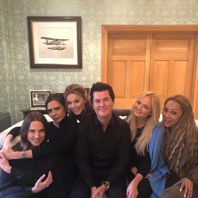Las 'Spice Girls' junto a su antiguo manager