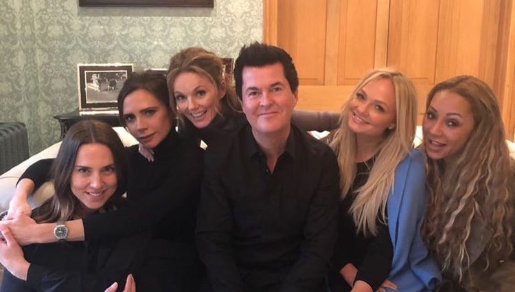 Las 'Spice Girls' junto a su antiguo manager