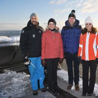 Los Duques de Cambridge y los Príncipes Haakon y Mette-Marit en una pista de esquí en Noruega
