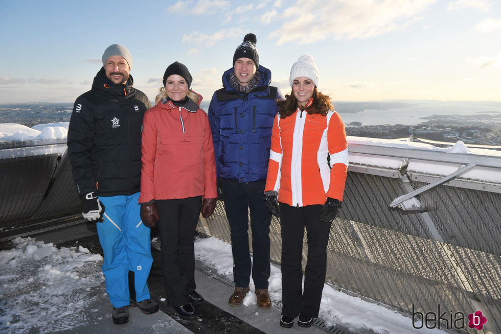 Los Duques de Cambridge y los Príncipes Haakon y Mette-Marit en una pista de esquí en Noruega