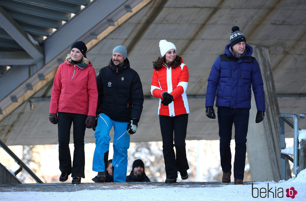 Los Duques de Cambridge y los Príncipes Haakon y Mette-Marit pasean por la pista de esquí en Noruega