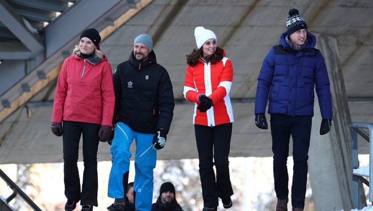 Los Duques de Cambridge y los Príncipes Haakon y Mette-Marit pasean por la pista de esquí en Noruega