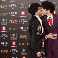 El beso de Javier Calvo y Javier Ambrossi en la alfombra roja de los Premios Goya 2018