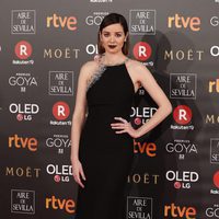 Dáfne Fernández en la alfombra roja de los Premios Goya 2018