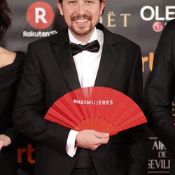 Pablo Iglesias posa con el abanico reivindicativo en la alfombra roja de los Premios Goya 2018