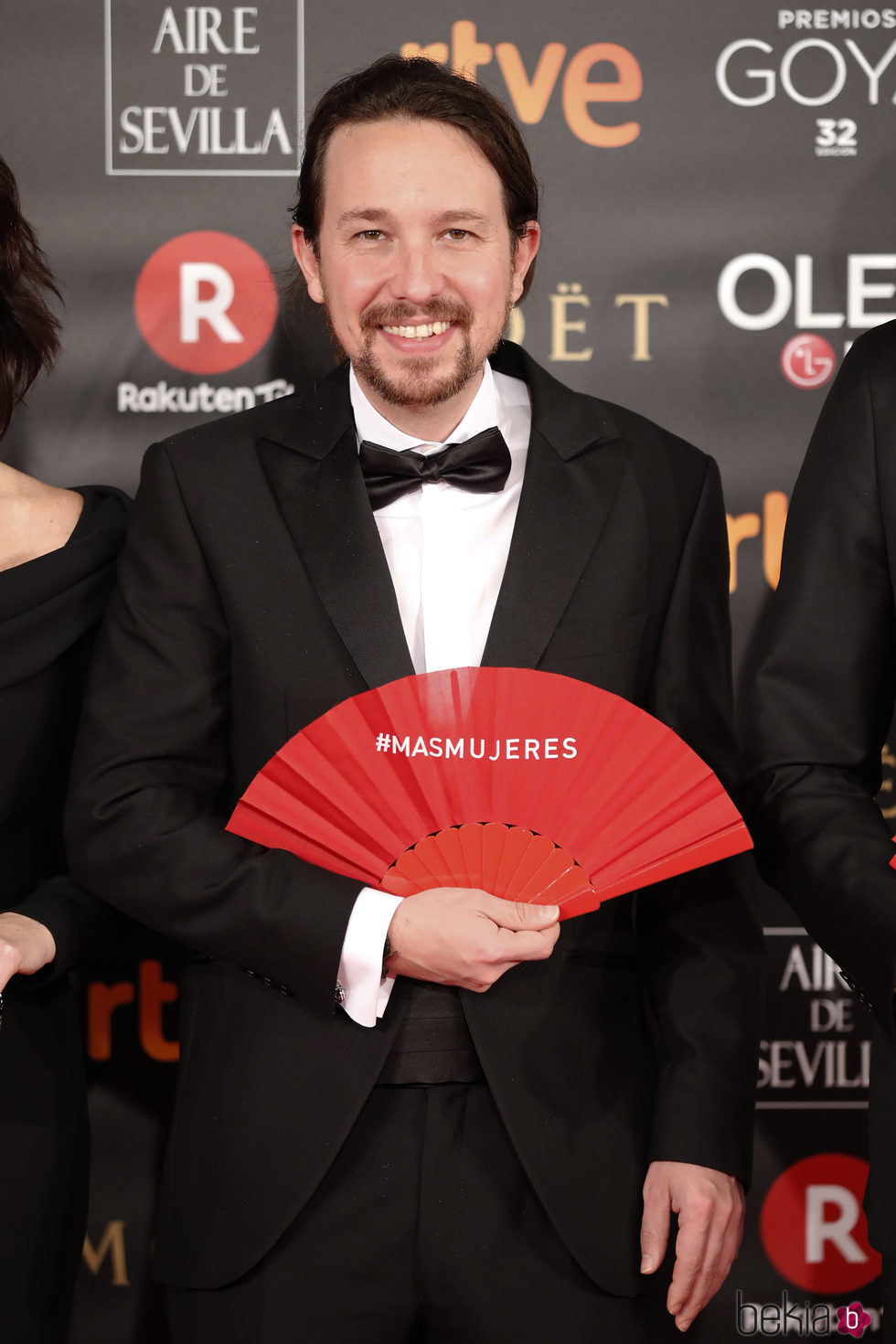 Pablo Iglesias posa con el abanico reivindicativo en la alfombra roja de los Premios Goya 2018
