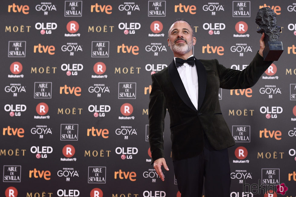 Javier Gutiérrez posando con su galarón en los Premios Goya 2018