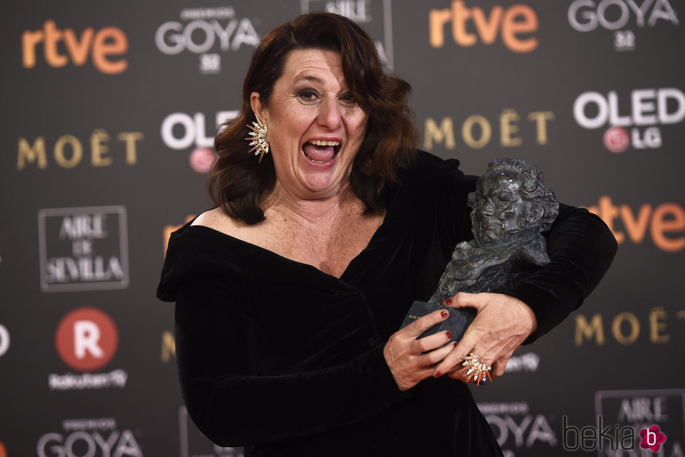 Adelfa Calvo posando muy divertida con su galardón en los Premios Goya 2018
