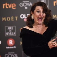 Adelfa Calvo posando muy divertida con su galardón en los Premios Goya 2018