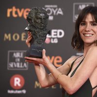 Bruna Cusi posa feliz con su galardón en los Premios Goya 2018