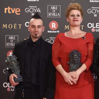 Ainhoa Eskisabel ,Olga Cruz and Gorka Aguirre Frias posando con su galardón en los Premios Goya 2018