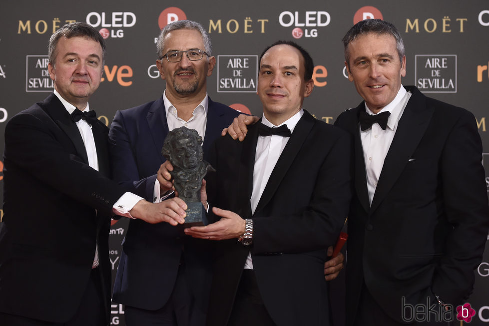Gabriel Arias Salgado posando con su galardón en los Premios Goya 2018