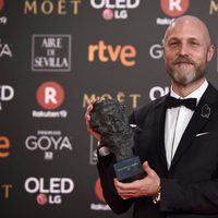 Mikel Serrano posa con su galardón en los Premios Goya 2018