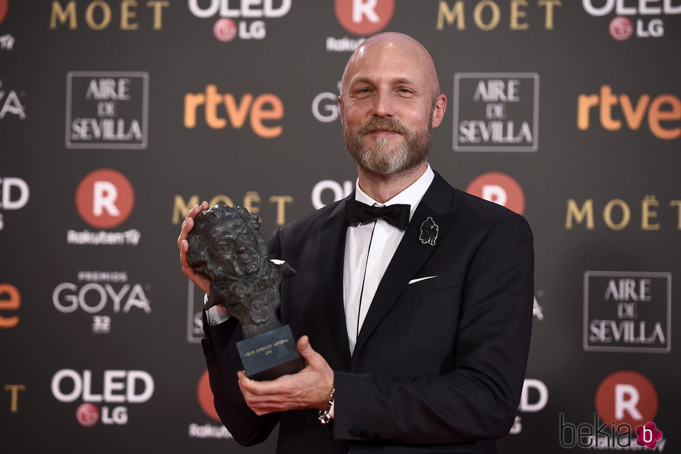 Mikel Serrano posa con su galardón en los Premios Goya 2018