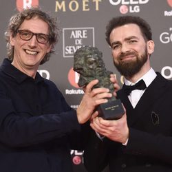 Laurent Dufreche y Raul López posando con su galardón en los Premios Goya 2018