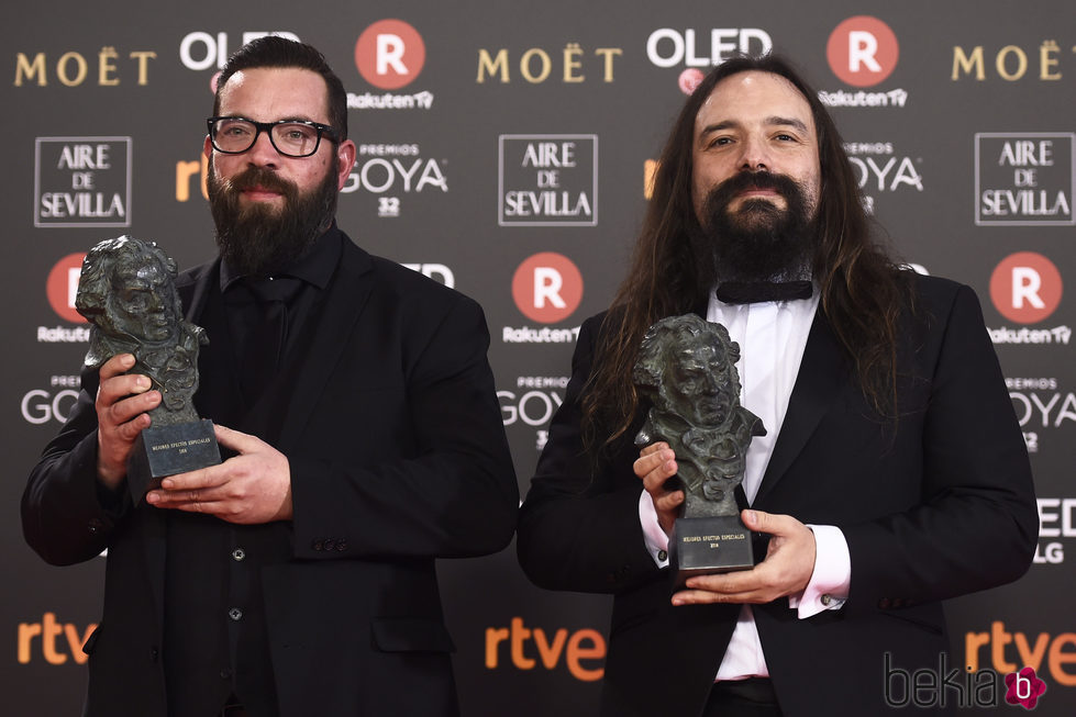 Jon Serrano y David Heras posan con su galardón en los Premios Goya 2018