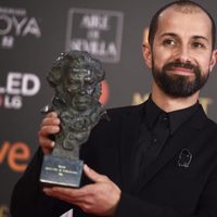 Javier Agirre Erauso posa con su galardón en los Premios Goya 2018