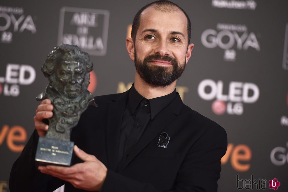 Javier Agirre Erauso posa con su galardón en los Premios Goya 2018