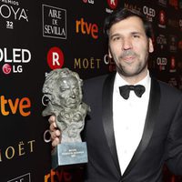 Sebastian Lelio posando con su galardón en los Premios Goya 2018