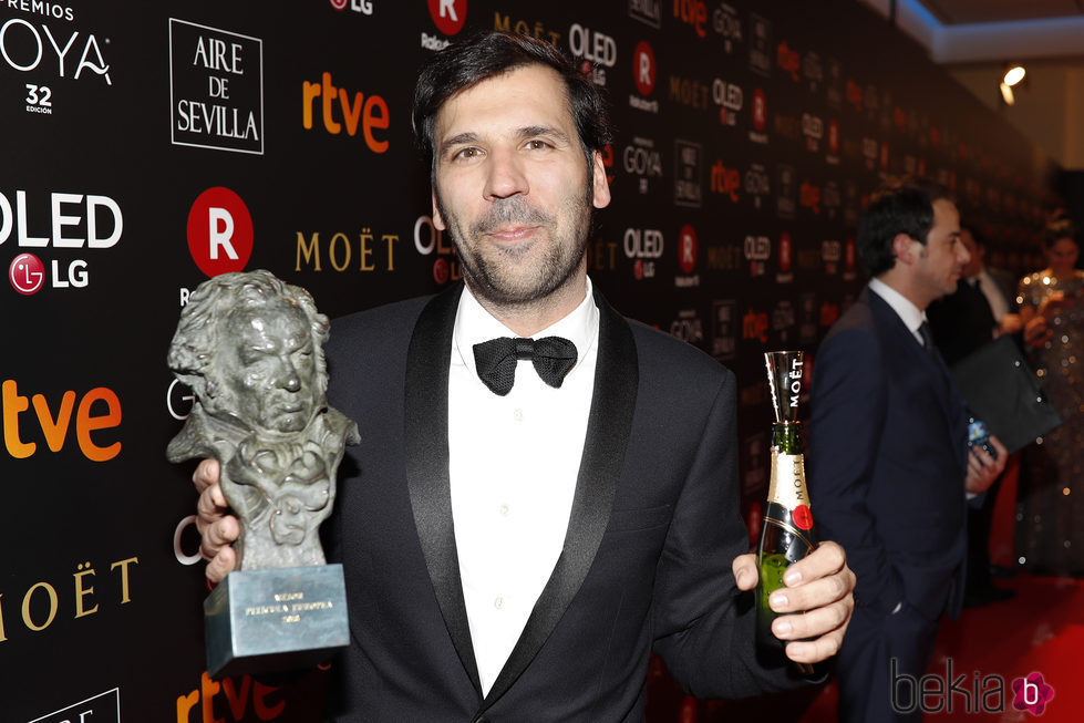 Sebastian Lelio posando con su galardón en los Premios Goya 2018