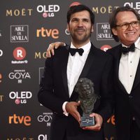 Ruben Ostlund posando con su galardón en los Premios Goya 2018