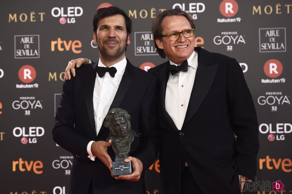 Ruben Ostlund posando con su galardón en los Premios Goya 2018