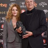 Laura Ferres posando con su galardón en los Premios Goya 2018
