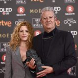 Laura Ferres posando con su galardón en los Premios Goya 2018