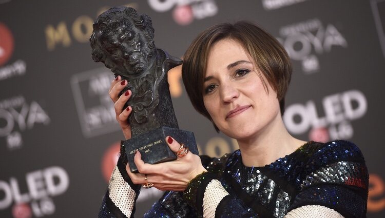 Carla Simon posa junto a su galardón en los Premios Goya 2018