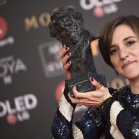 Carla Simon posa junto a su galardón en los Premios Goya 2018