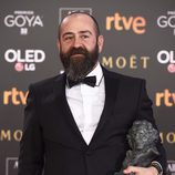 Andres Sistiaga posando junto a su galardón en los Premios Goya 2018