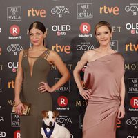 Thais Blume, María Esteve y Pancho en la alfombra roja de los Premios Goya 2018