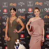 Thais Blume, María Esteve y Pancho en la alfombra roja de los Premios Goya 2018