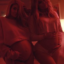 Kylie Jenner y Khloe Kardashian luciendo embarazo