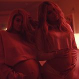 Kylie Jenner y Khloe Kardashian luciendo embarazo