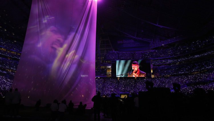 Justin Timberlake con el holograma de Prince en la Super Bowl 2018