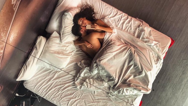 Sofia Suescun y Alejandro Albalá desnudos en la cama