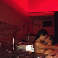 Sofia Suescun y Alejandro Albalá besándose en un spa