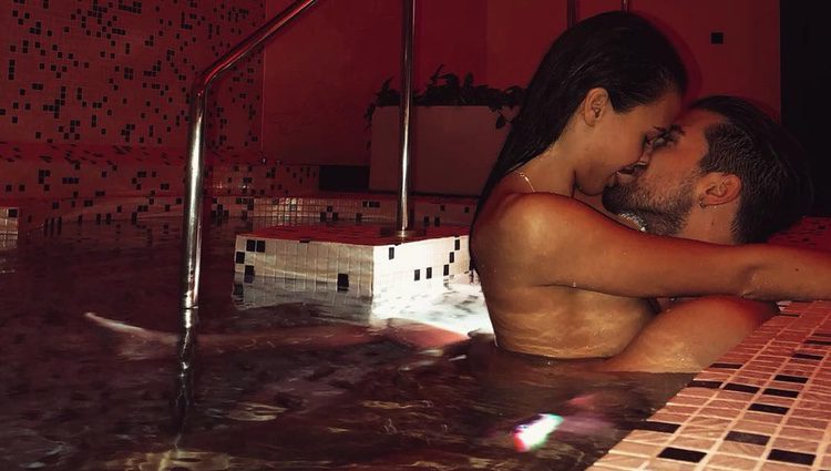 Sofia Suescun y Alejandro Albalá besándose en un spa