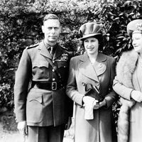 La Reina Isabel con 18 años junto a sus padres