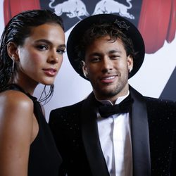 Neymar y su novia Bruna Marquezine en su fiesta de cumpleaños