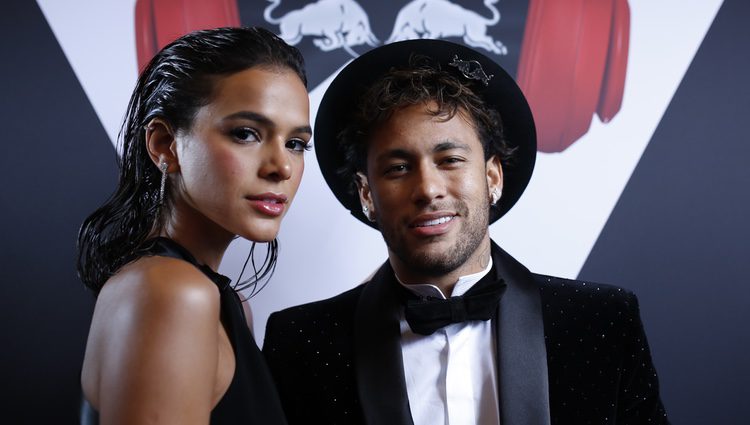 Neymar y su novia Bruna Marquezine en su fiesta de cumpleaños