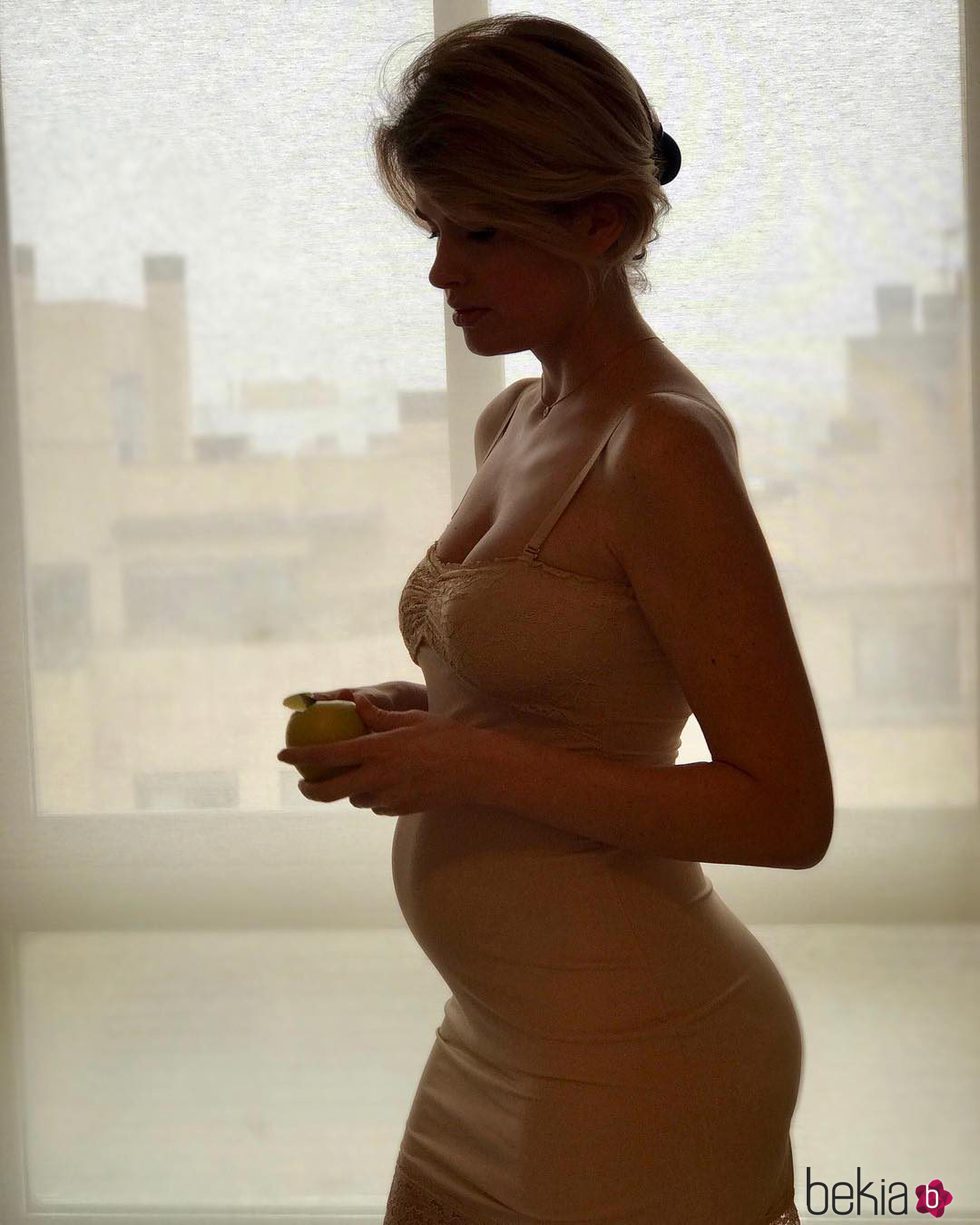 Adriana Abenia presumiendo de embarazo