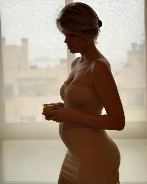 Adriana Abenia presumiendo de embarazo