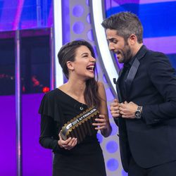 Ana Guerra recibe su premio de quinta finalista en 'OT 2017'