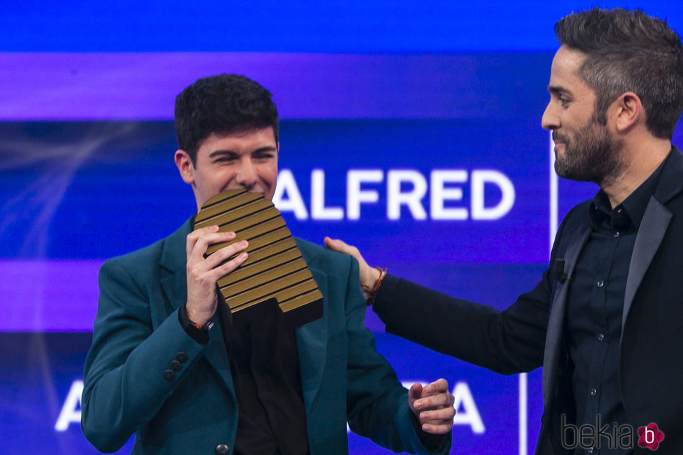Alfred recibe el premio de cuarta finalista de 'OT 2017'