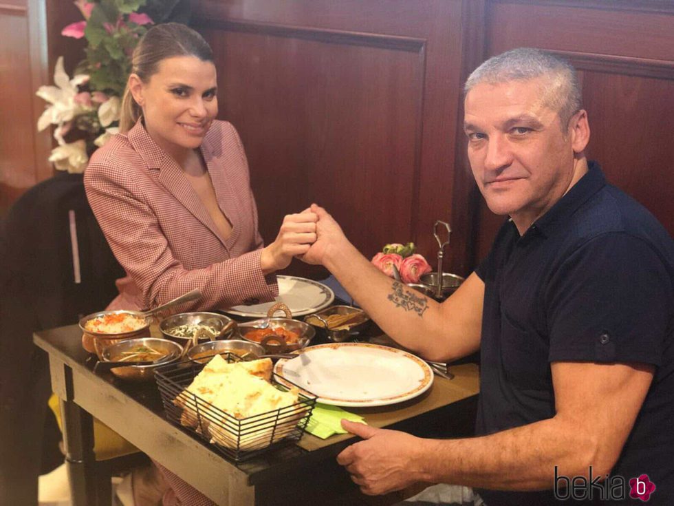 María Lapiedra y Gustavo González disfrutando de una romántica cena