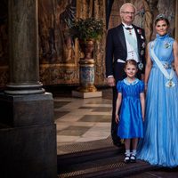 Foto oficial del Rey Carlos Gustavo, Victoria de Suecia y la Princesa Estela por el 200 aniversario de la dinastía Bernardotte