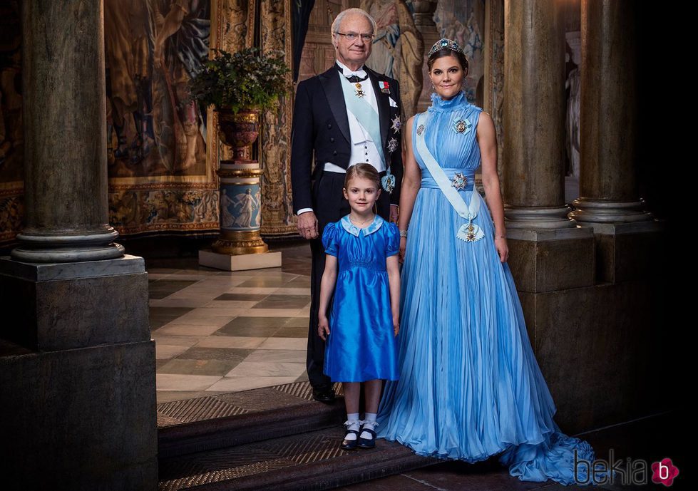 Foto oficial del Rey Carlos Gustavo, Victoria de Suecia y la Princesa Estela por el 200 aniversario de la dinastía Bernardotte
